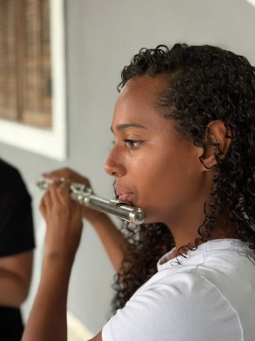 Aluna do ICA tocando flauta.
