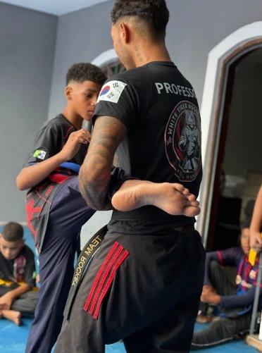 Alunos do ICA em aula de Artes Marciais.
