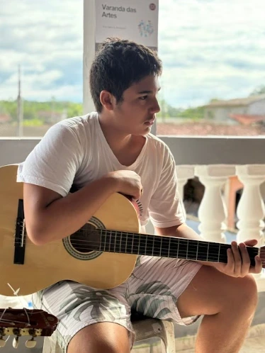 Aluno do ICA tocando violão.