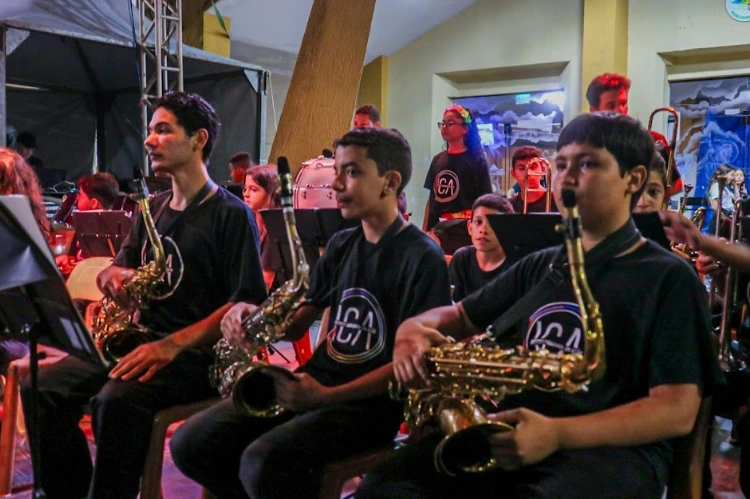 Grupo musical de saxofonistas do ICA se apresentando.