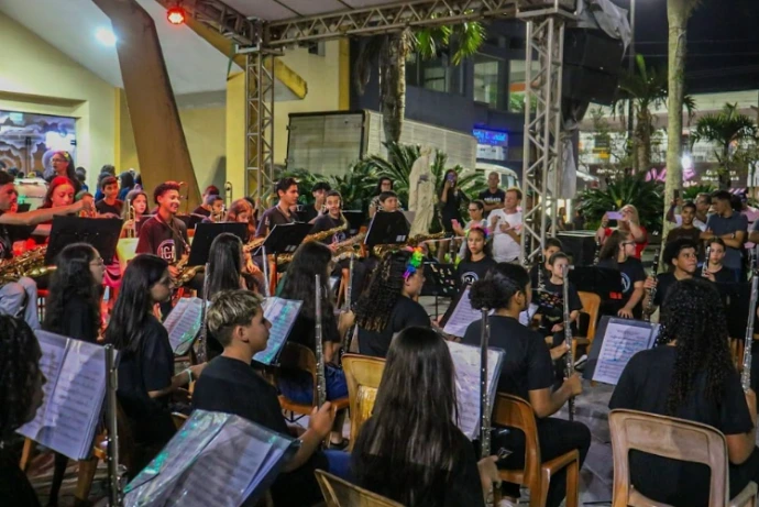 Equipe de músicos se apresentando.